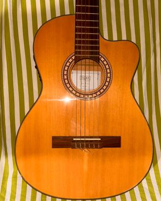 Chitarra classica amplificata