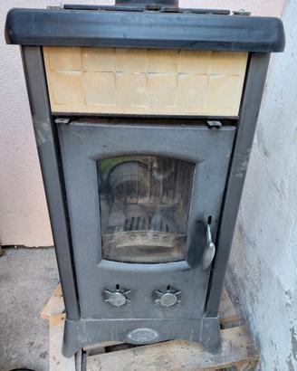 Stufa in ghisa e ceramica 