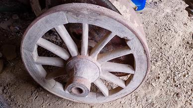  2 ruote di legno di un carro vecchio