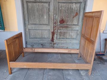 Letto antico in legno massello con intaglio