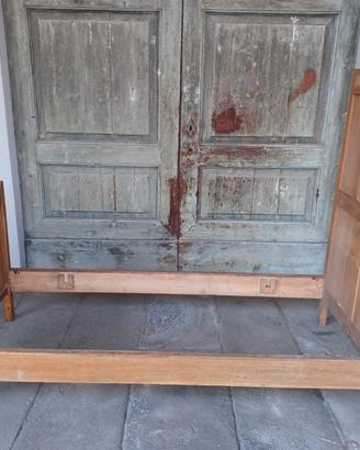 Letto antico in legno massello con intaglio