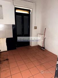 Negozio angolare con triplo accesso