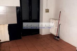 Negozio angolare con triplo accesso