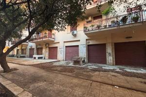 Locale commerciale 3 vetrine zona zisa