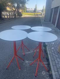 5 tavoli rotondi alti con 16 sedie colore arancio