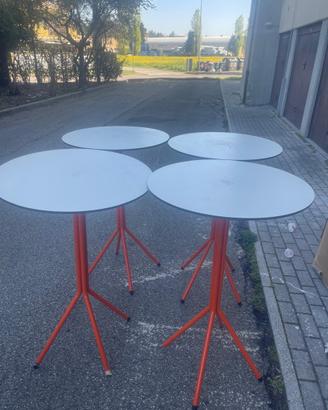 5 tavoli rotondi alti con 16 sedie colore arancio