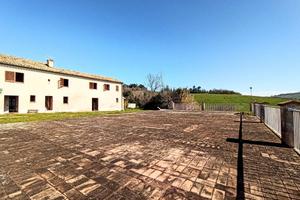 AGRITURISMO RISTRUTTURATO + TERRAZZA + GIARDINO +