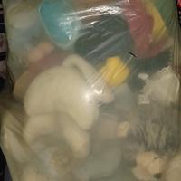 sacchetto pieno di peluche 