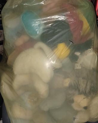 sacchetto pieno di peluche 