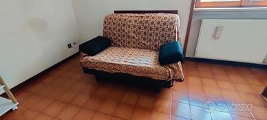 DIVANOLETTO DUE POSTI UNA PIAZZAE MEZZO COME LETTO