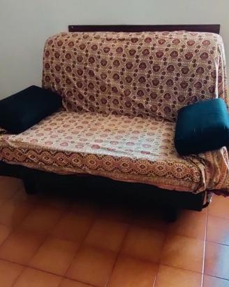 DIVANOLETTO DUE POSTI UNA PIAZZAE MEZZO COME LETTO
