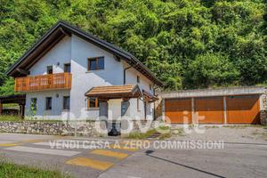 Casa indipendente di 261 m² con 5 locali e box aut