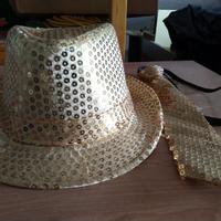 Cappello e cravatta con paiette