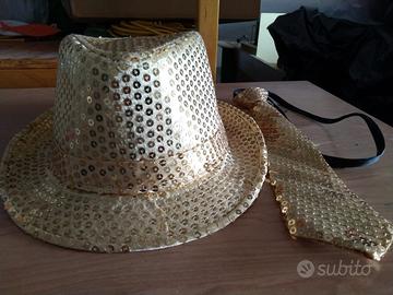 Cappello e cravatta con paiette