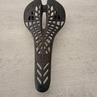 sella nera traforata