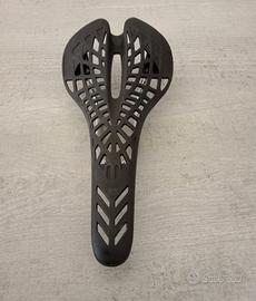 sella nera traforata