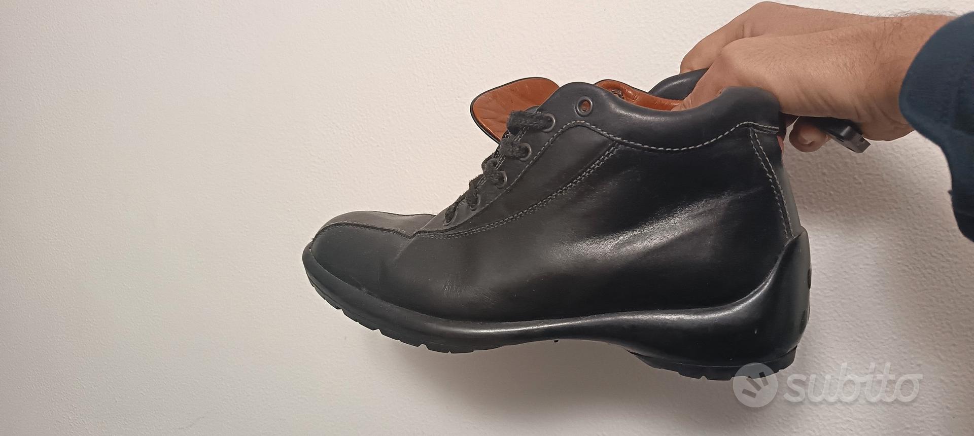 Tod's Scarpe stringate in pelle nera Abbigliamento e Accessori