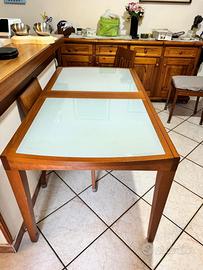 Tavolo da pranzo in legno con piano in vetro