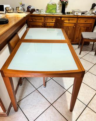 Tavolo da pranzo in legno con piano in vetro
