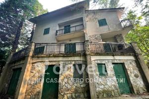 Casa indipendente di 300 m² con più di 5 locali a 