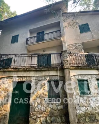 Casa indipendente di 300 m² con più di 5 locali a 