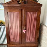 Armadio con ripiani in legno