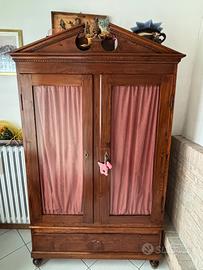 Armadio con ripiani in legno