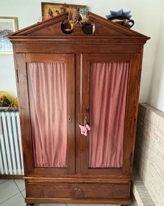 Armadio con ripiani in legno
