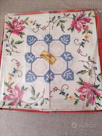 tovaglietta antica ricamata a mano 