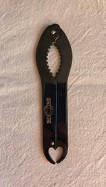 Pinza multiuso in metallo cromato nero - Martini.
