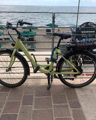 Bicicletta con pedalalta assistita