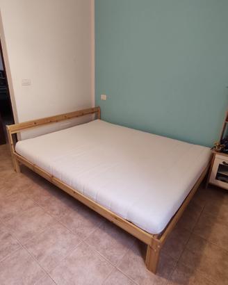 Armadio e letto matrimoniale