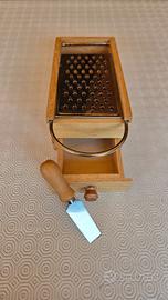 Grattugia con base e casseto in legno