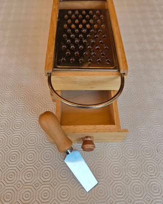 Grattugia con base e casseto in legno