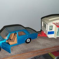 corgi mercedes benz 240D con roulotte