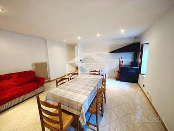 PORZIONE DI CASA CON DUE APPARTAMENTI