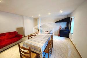 PORZIONE DI CASA CON DUE APPARTAMENTI