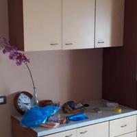 Cucina con scrivania.