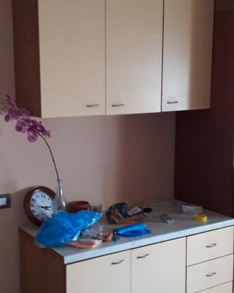 Cucina con scrivania.