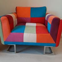 Poltrona a cubo colorata in tessuto