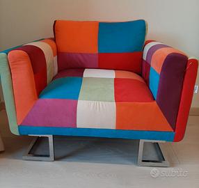 Poltrona a cubo colorata in tessuto