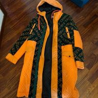 Cappotto lungo trapuntato  Versace in arancione