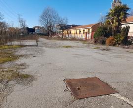 Capannone con uffici ed area esterna Via B