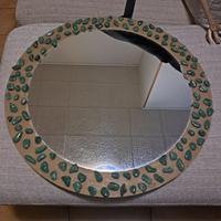 Specchio rotondo con sabbia e pietre dure verdi