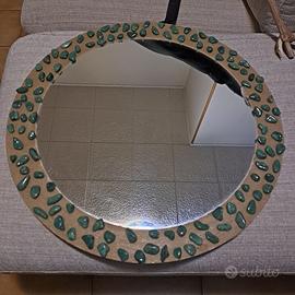 Specchio rotondo con sabbia e pietre dure verdi
