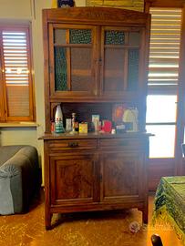Credenza con vetri colorati