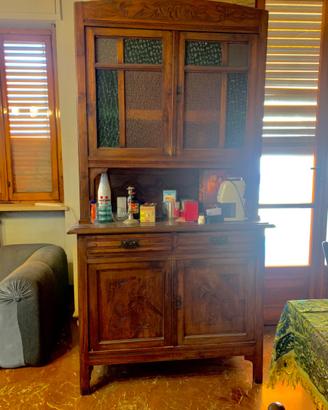 Credenza con vetri colorati