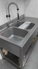 Lavabo in acciaio inox e doccia lavaverdure