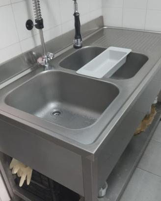 Lavabo in acciaio inox e doccia lavaverdure