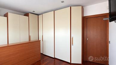 Set di armadi legno ciliegio e panna